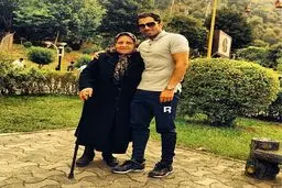 مهرزاد معدنچی در کنار مادرش/ عکس