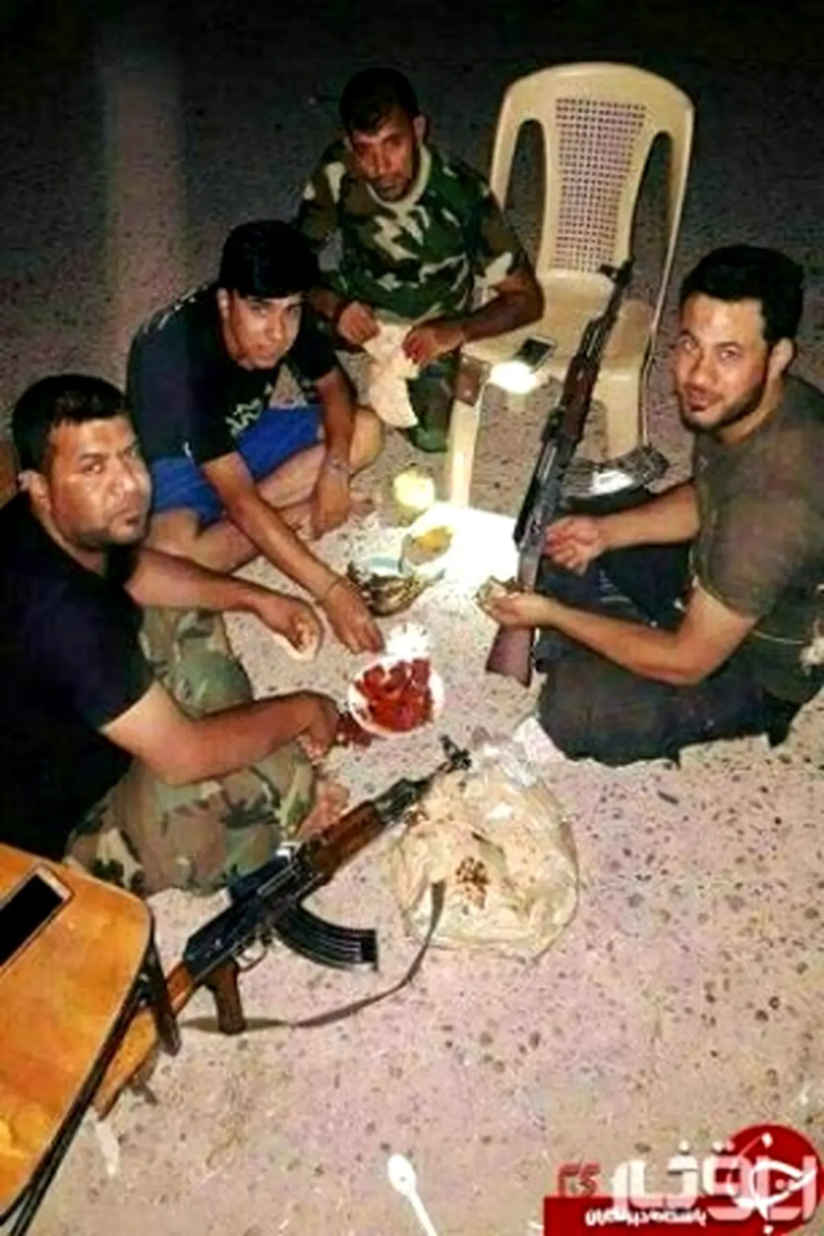 عکسی از سفره سحری مدافعان حرم در سوریه
