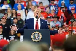 واکنش توهین آمیز ترامپ به کناره‌گیری یک نامزد دموکرات: او مثل یک سگ کنار رفت!