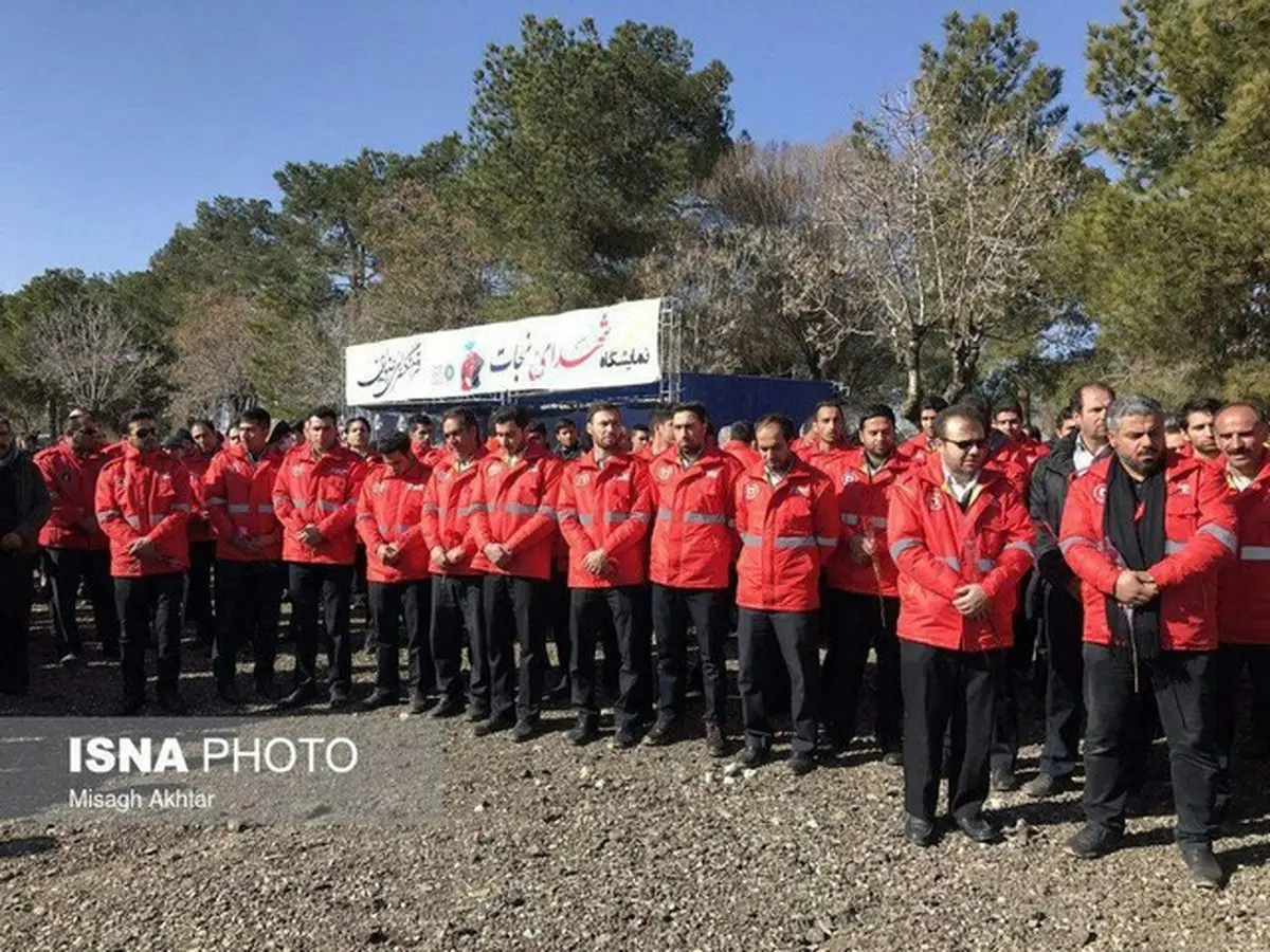 حضور آتش نشانان با لباس رسمی در بهشت زهرا/عکس