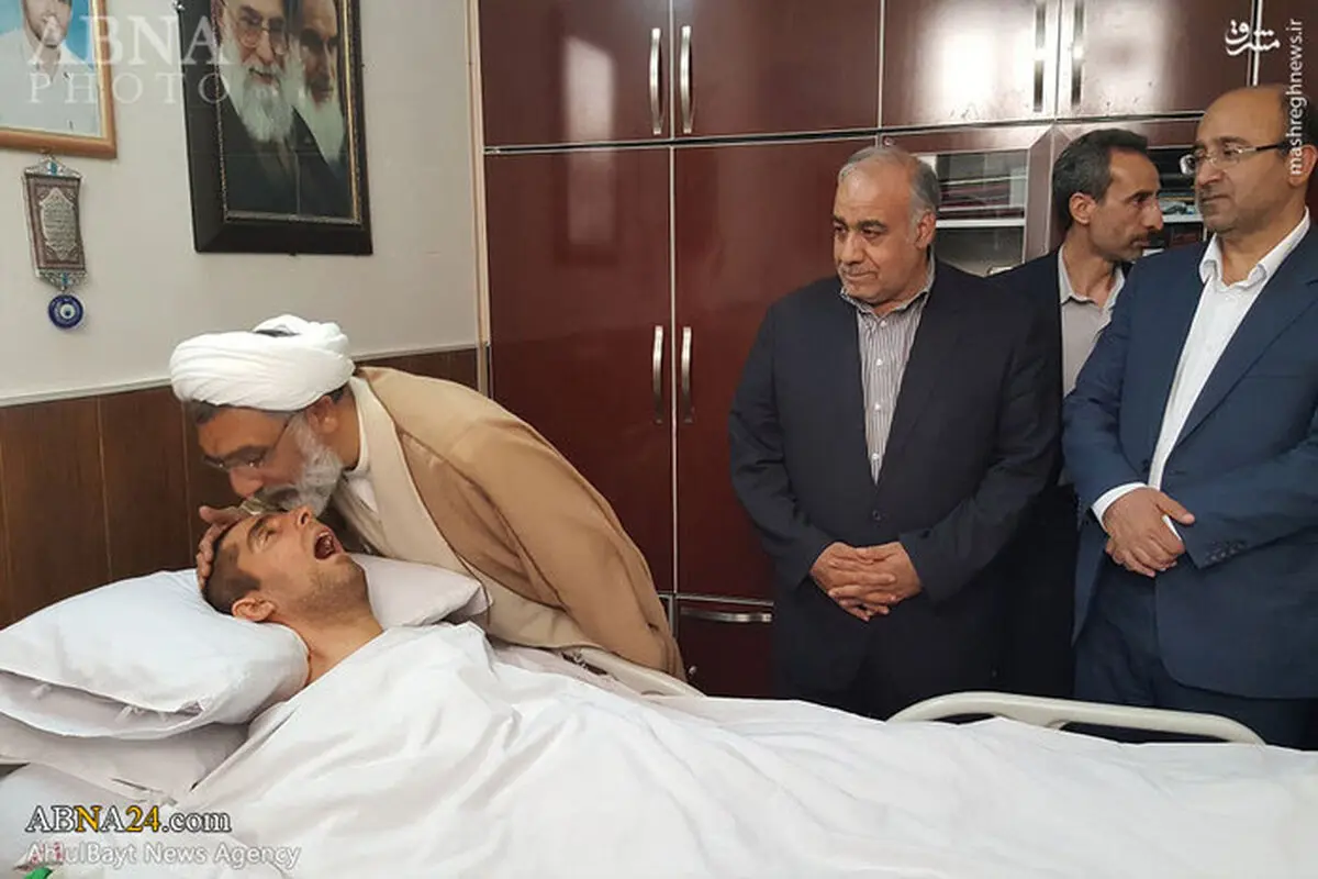 عیادت وزیر دادگستری از یک شهید زنده/عکس