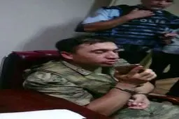 صحبت يكى از فرماندهان بازداشت شده ارتش با نيروهايش براى توقف كودتا/عکس