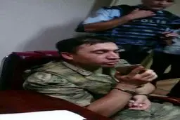 صحبت يكى از فرماندهان بازداشت شده ارتش با نيروهايش براى توقف كودتا/عکس