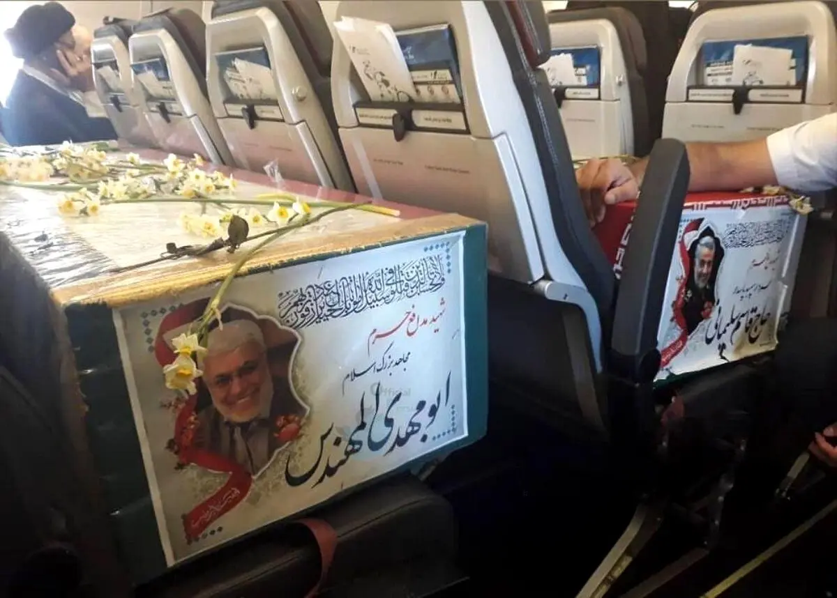 عکس / پیکر شهید حاج قاسم سلیمانی و شهید ابومهدی مهندس، در داخل هواپیما در حال پرواز به سمت مشهد