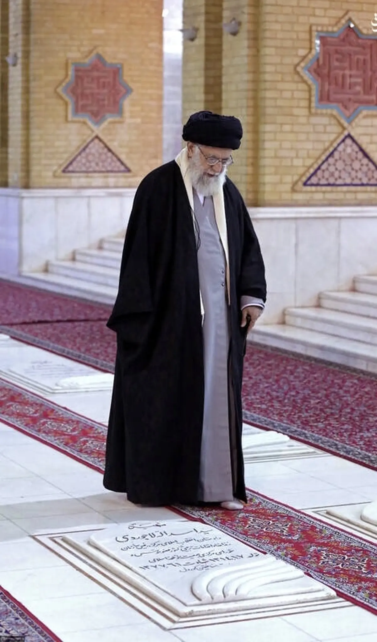 رهبرمعظم انقلاب بر مزار شهید لاجوردی/ عکس