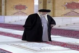رهبرمعظم انقلاب بر مزار شهید لاجوردی/ عکس