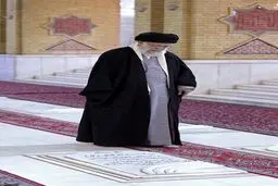 رهبرمعظم انقلاب بر مزار شهید لاجوردی/ عکس
