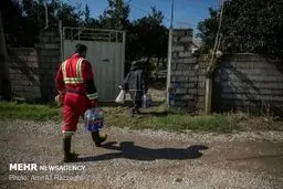تصاویری از توزیع آب‌معدنی و نان به سیل‌زدگان حسن آباد