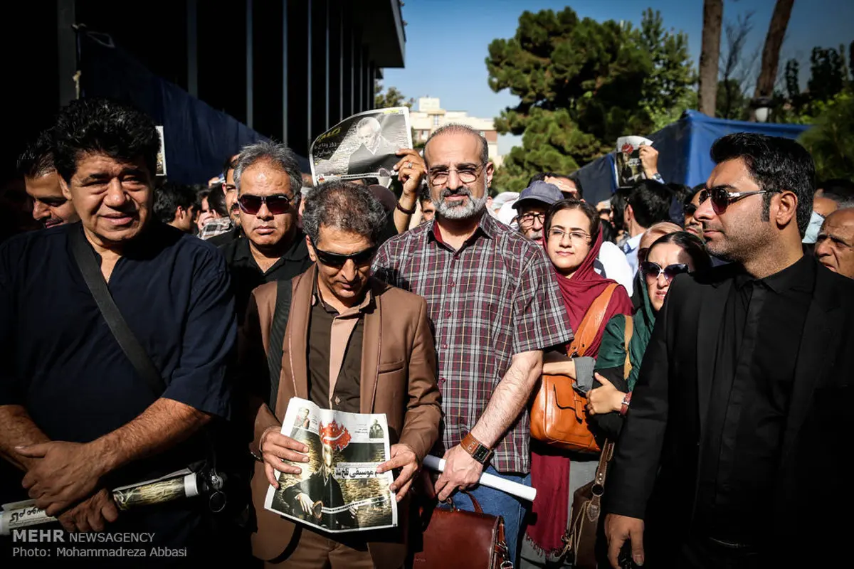 تیپ متفاوت خواننده سرشناس در مراسم خاکسپاری استاد تار/عکس