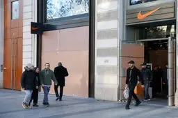 مغازه‌های خیابان شانزه‌لیزه تخته شد / تصاویر