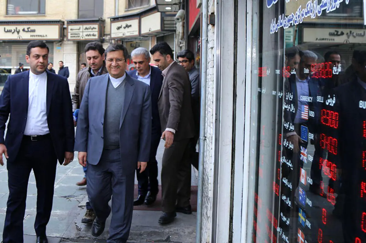 عکس / بازدید سرزده همتی از صرافی‌های میدان فردوسی