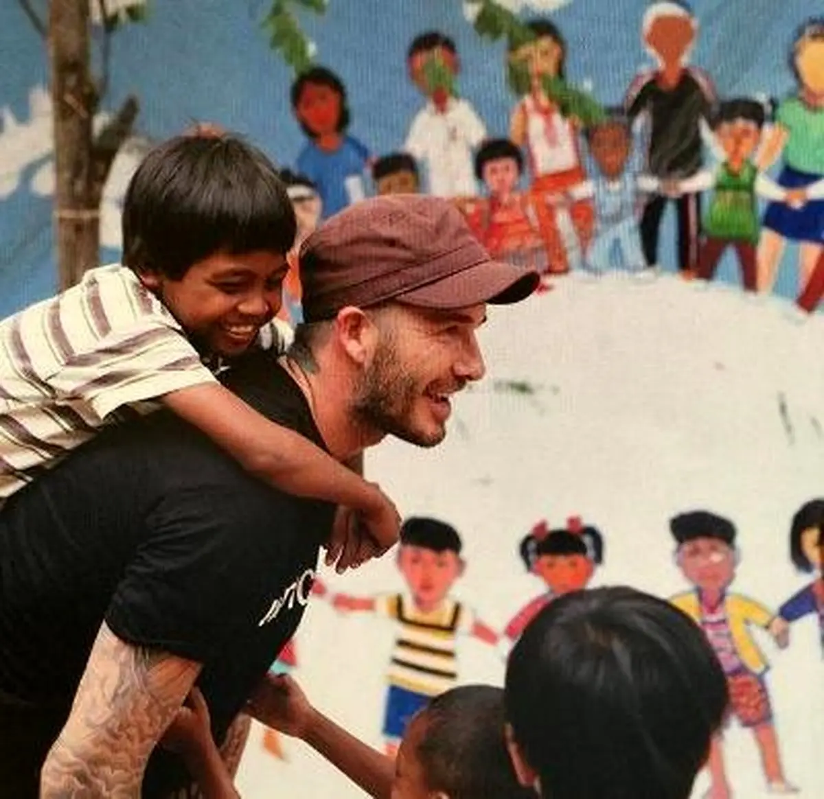 عکسی که نشان می دهد می توان اسطوره فوتبال یک کشور بود ولی به کودکان کولی داد!