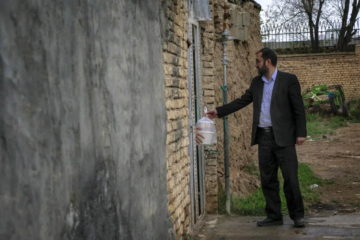 کمک مومنانه در ایام روزه داری + عکس