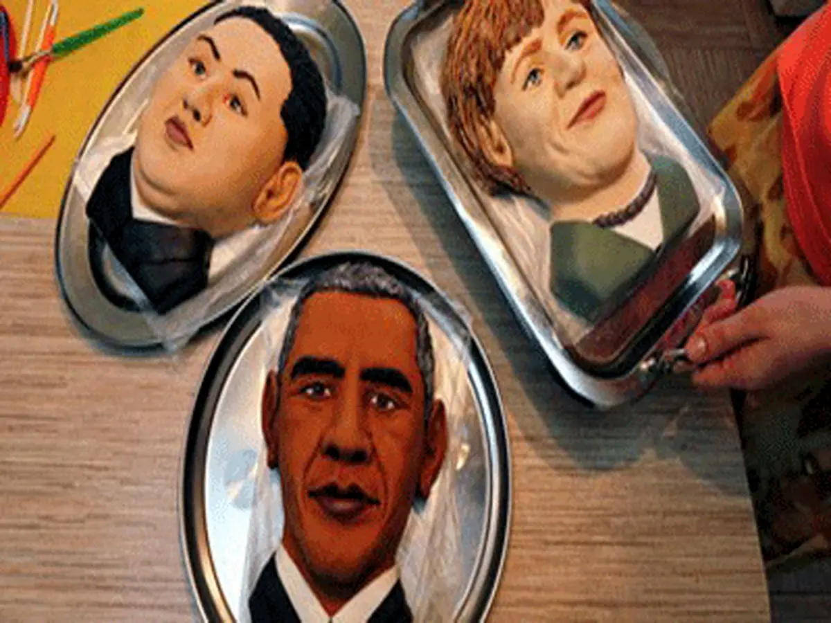 مردم روسیه، سر اوباما و مرکل را میخورند: تحریم‌های شیرین +عکس