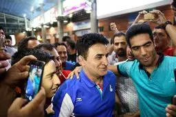 سلفی با محمد بنا در فرودگاه/عکس