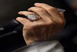 نقش انگشتری رهبر انقلاب در دیدار جمعی از شاعران و اهالی فرهنگ و ادب/عکس