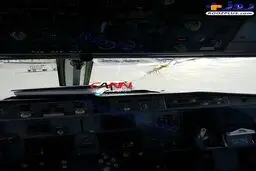 تصوير شيشه كاكپيت فوكر١٠٠ که مجبور به فرود اضطراری شد