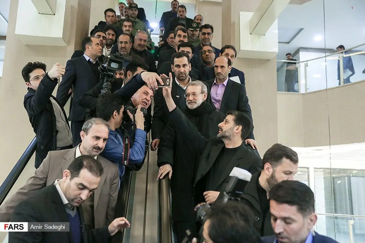 عکس: سلفی با رئیس مجلس!