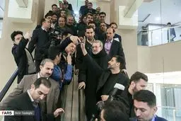 عکس: سلفی با رئیس مجلس!