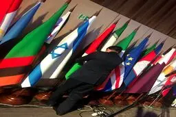 جابجایی پرچم ایران و اسراییل توسط یک نماینده مجلس در جریان اجلاس مسکو + عکس