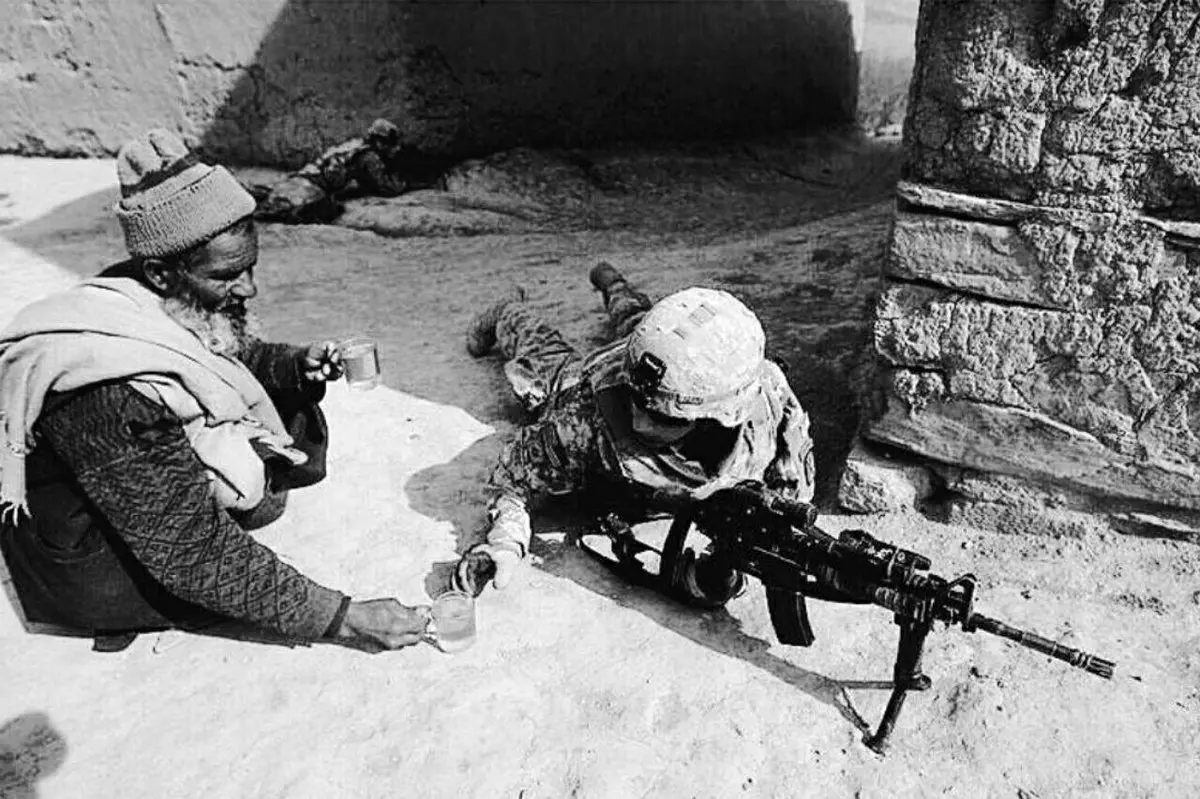 تعارف نوشیدنی توسط مرد افغان به سرباز آمریکایی در سال 2003/عکس