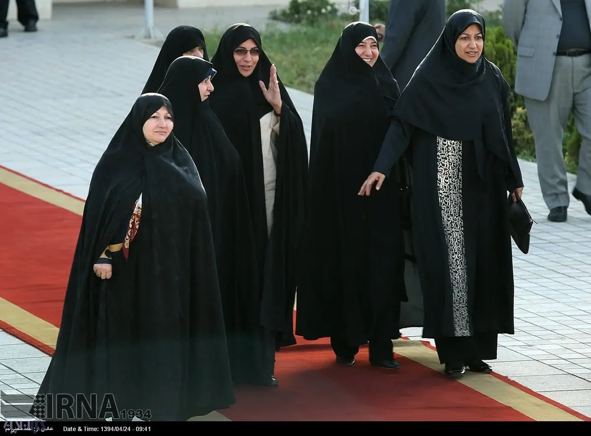 عکسی از استقبال همسر ظریف در فرودگاه