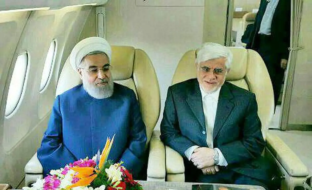 خوش و بش عارف و روحانی در هواپیما/ عکس