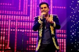 خواننده آلبوم «خوشبختی» در سالن میلاد روی صحنه رفت/تصاویر