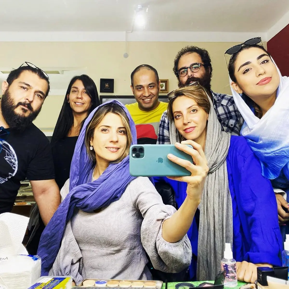 سلفی بامزه سارا بهرامی در پشت صحنه فیلم زنِ مردِ نقاش