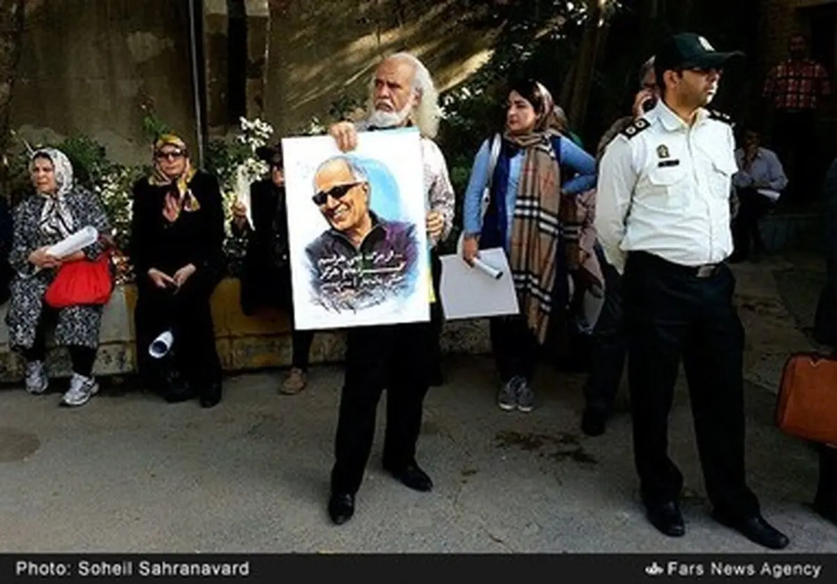 جمعیت حاضر در تشییع پیکر کیارستمی/ تصاویر