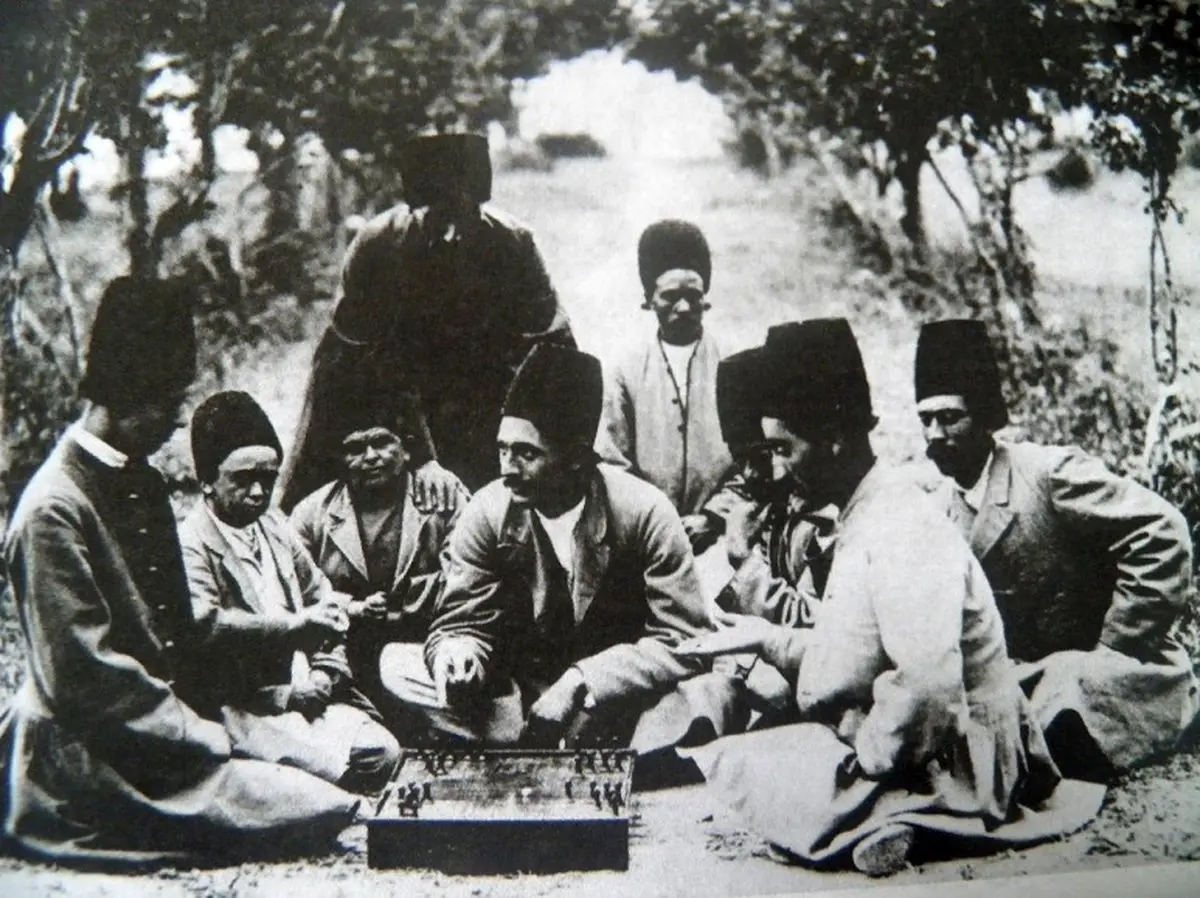 بازی شبیه شطرنج در زمان قاجار/عکس