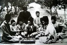 بازی شبیه شطرنج در زمان قاجار/عکس