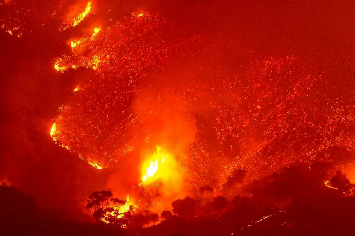 تصویری از آتش سوزی توماس، شب گذشته در کالیفرنیا