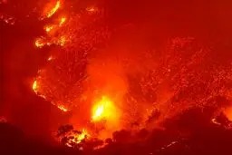 تصویری از آتش سوزی توماس، شب گذشته در کالیفرنیا