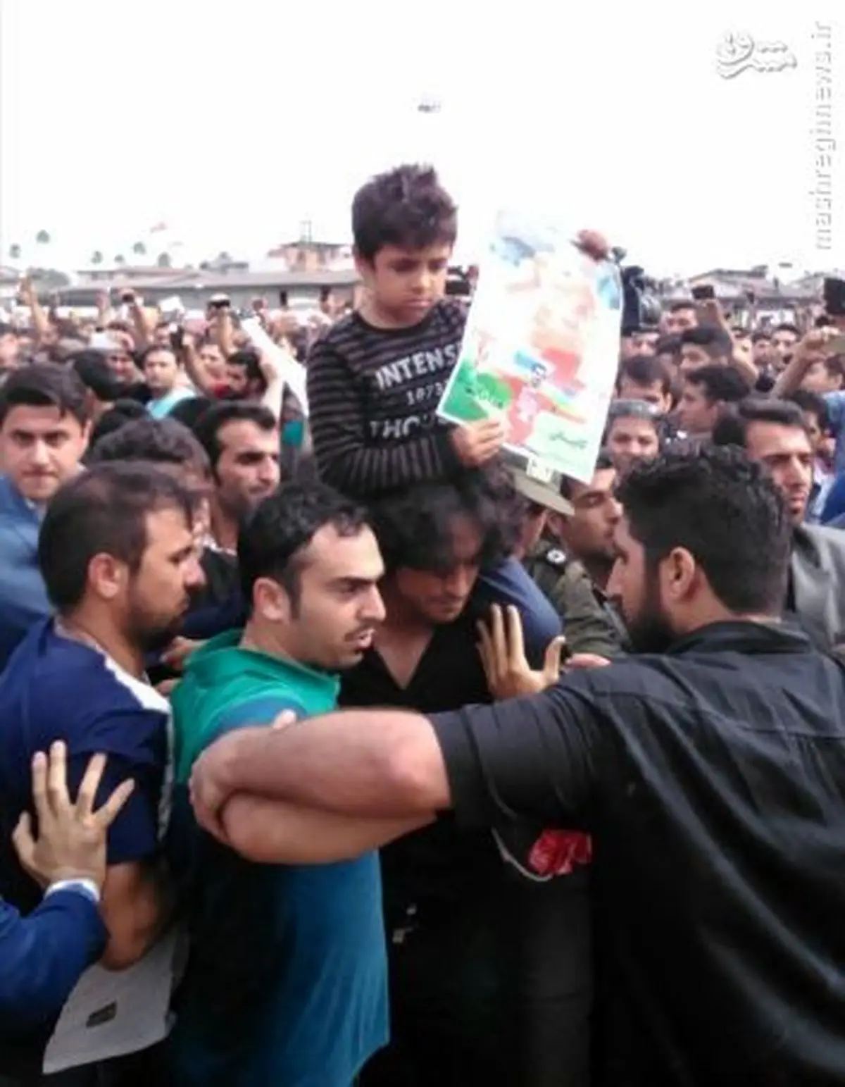 پسر هادی‌نوروزی روی شانه‌های بائو/عکس