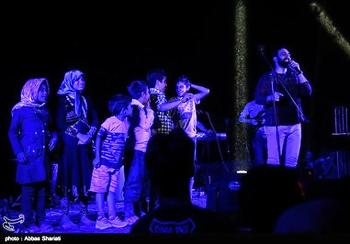 مهدی یراحی برای کودکان کار خواند/تصاویر