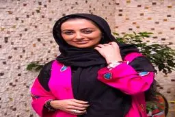 طرح متفاوت مانتوی یک بازیگر در اکران یک فیلم/عکس