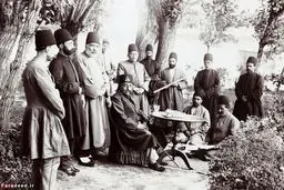 عریضه‌خوانی برای مظفرالدین‌شاه/عکس