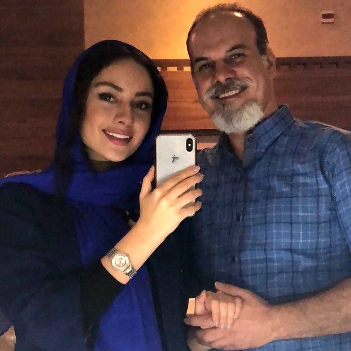 سلفى ترلان پروانه در كنار پدرش/عکس