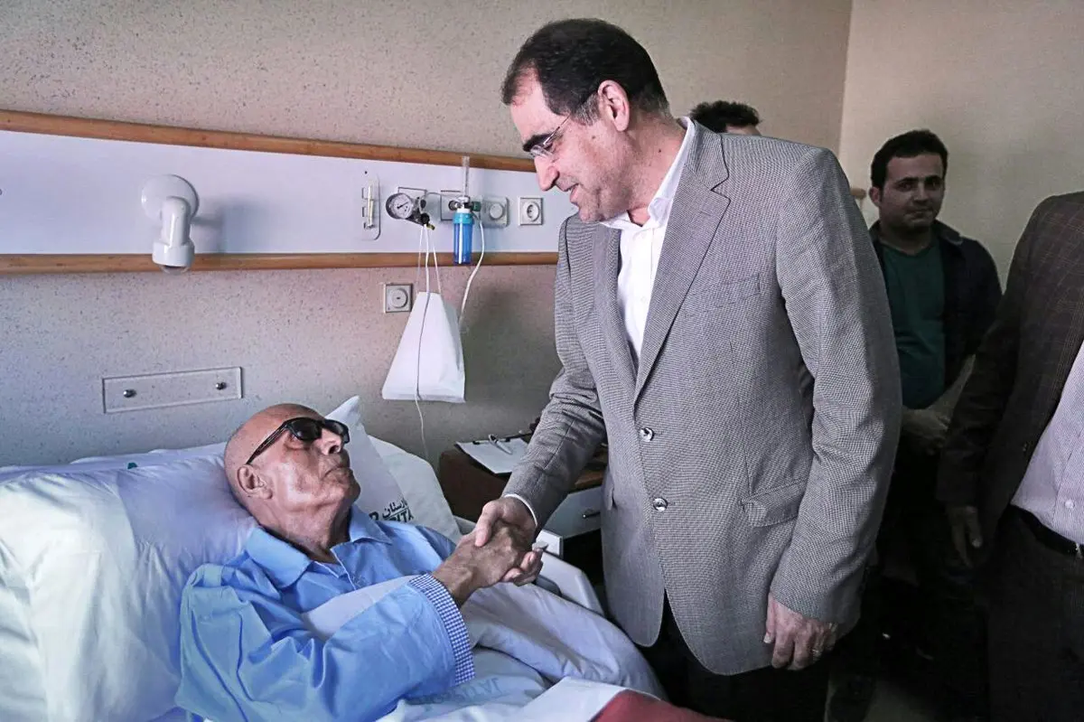 عیادت وزیر بهداشت از عباس کیا رستمی/عکس