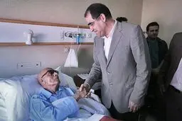 عیادت وزیر بهداشت از عباس کیا رستمی/عکس