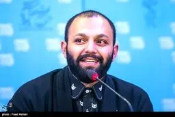 طرح متفاوت پیراهن یک بازیگر در نشست خبری/عکس