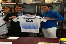 عکس یادگاری آرش برهانی با پیراهن تیم جدیدش