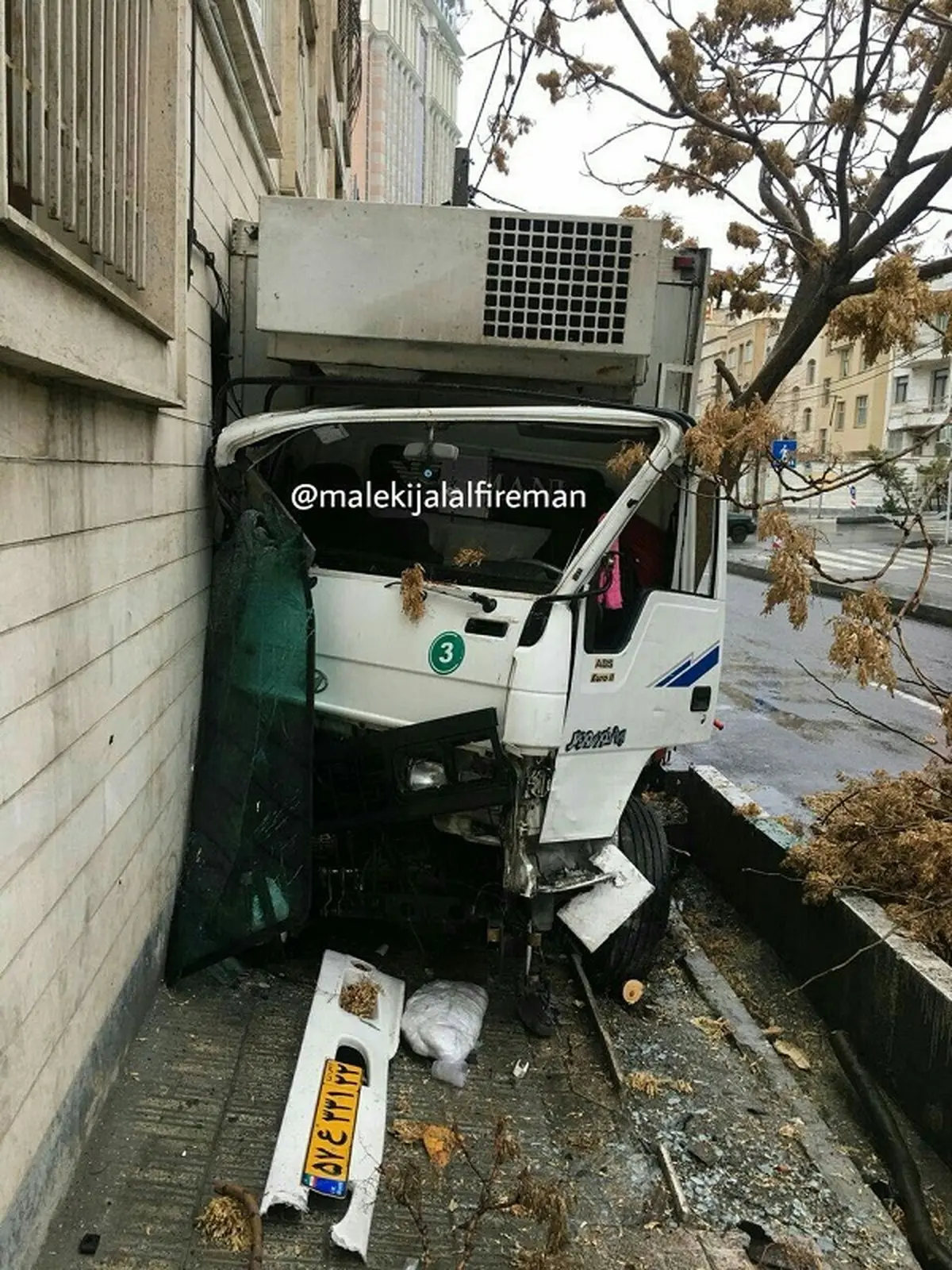 تصادف عجیب یک کامیونت با ۵ خودرو در سعادت‌آباد