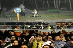 نماز خواندن تماشاگران خانم پس از بازي واليبال ايران/عکس