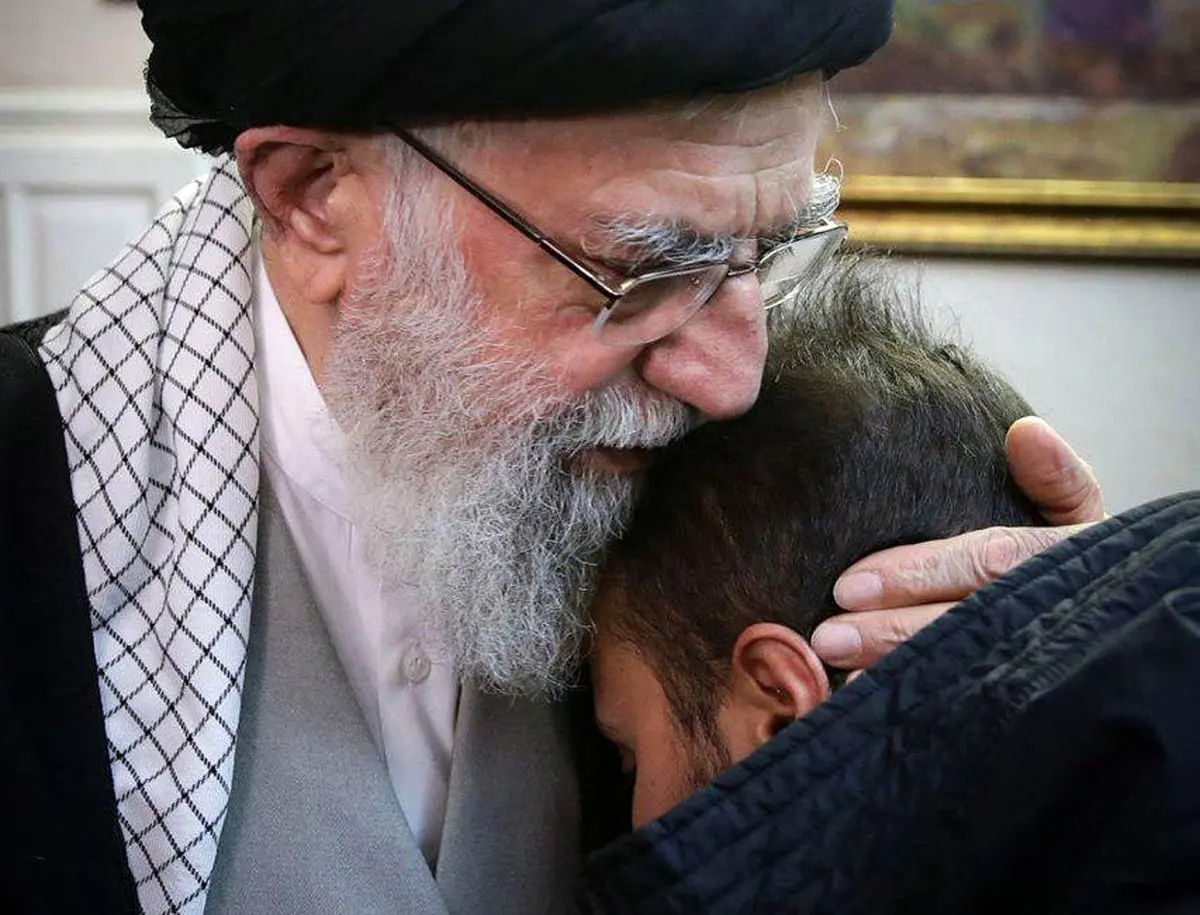 عکس / فرزند حاج قاسم سلیمانی در آغوش رهبر معظم انقلاب