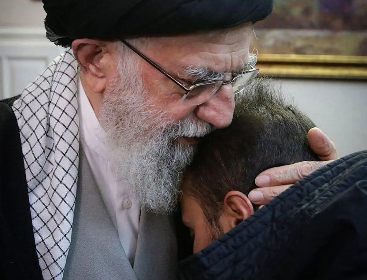 عکس / فرزند حاج قاسم سلیمانی در آغوش رهبر معظم انقلاب