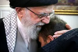 عکس / فرزند حاج قاسم سلیمانی در آغوش رهبر معظم انقلاب