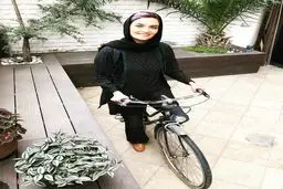دوچرخه سواری میترا حجار در حیاط خانه اش + عکس