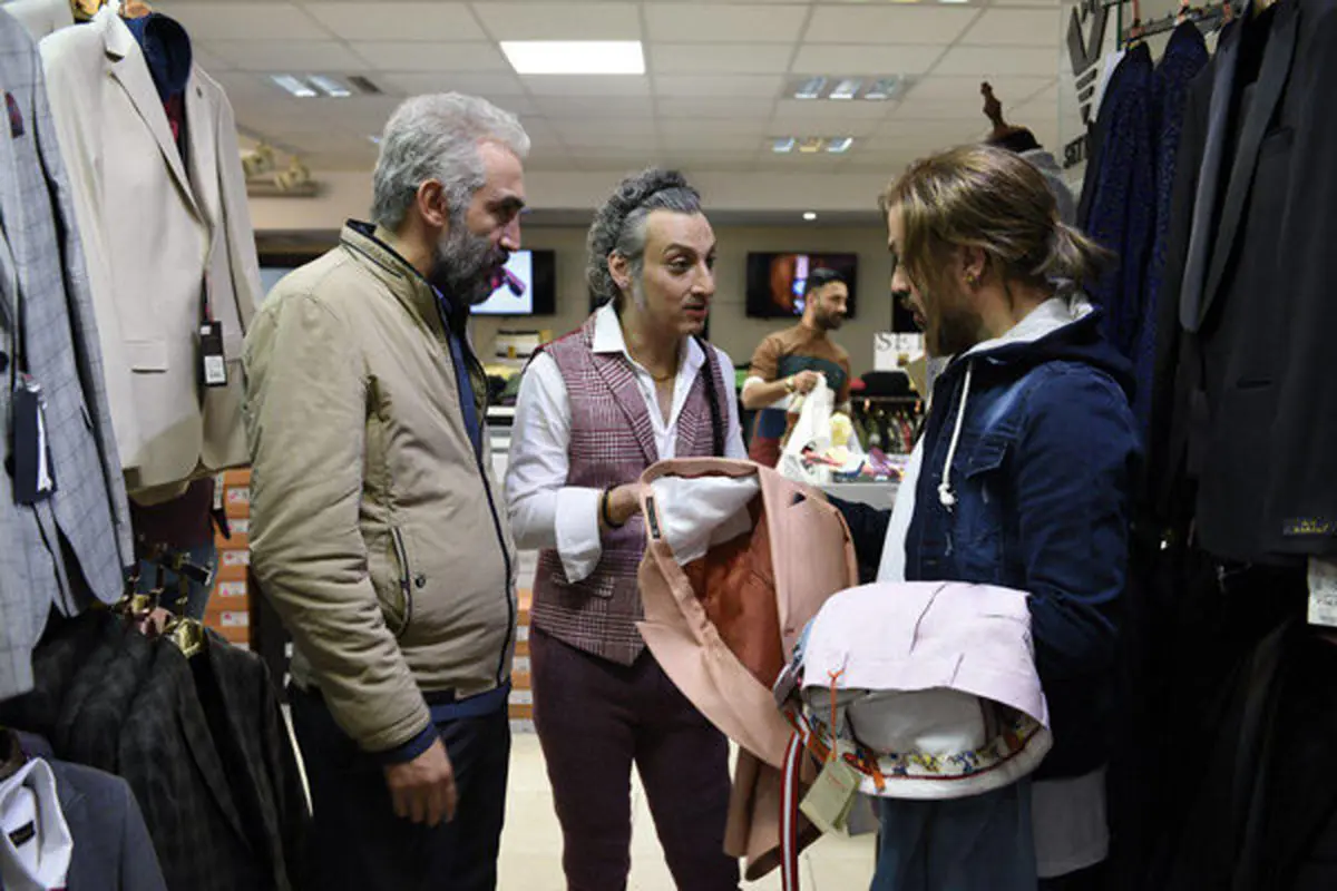 تیپ عجیب ارژنگ امیرفضلی در نقش طراح مد و لباس!/عکس